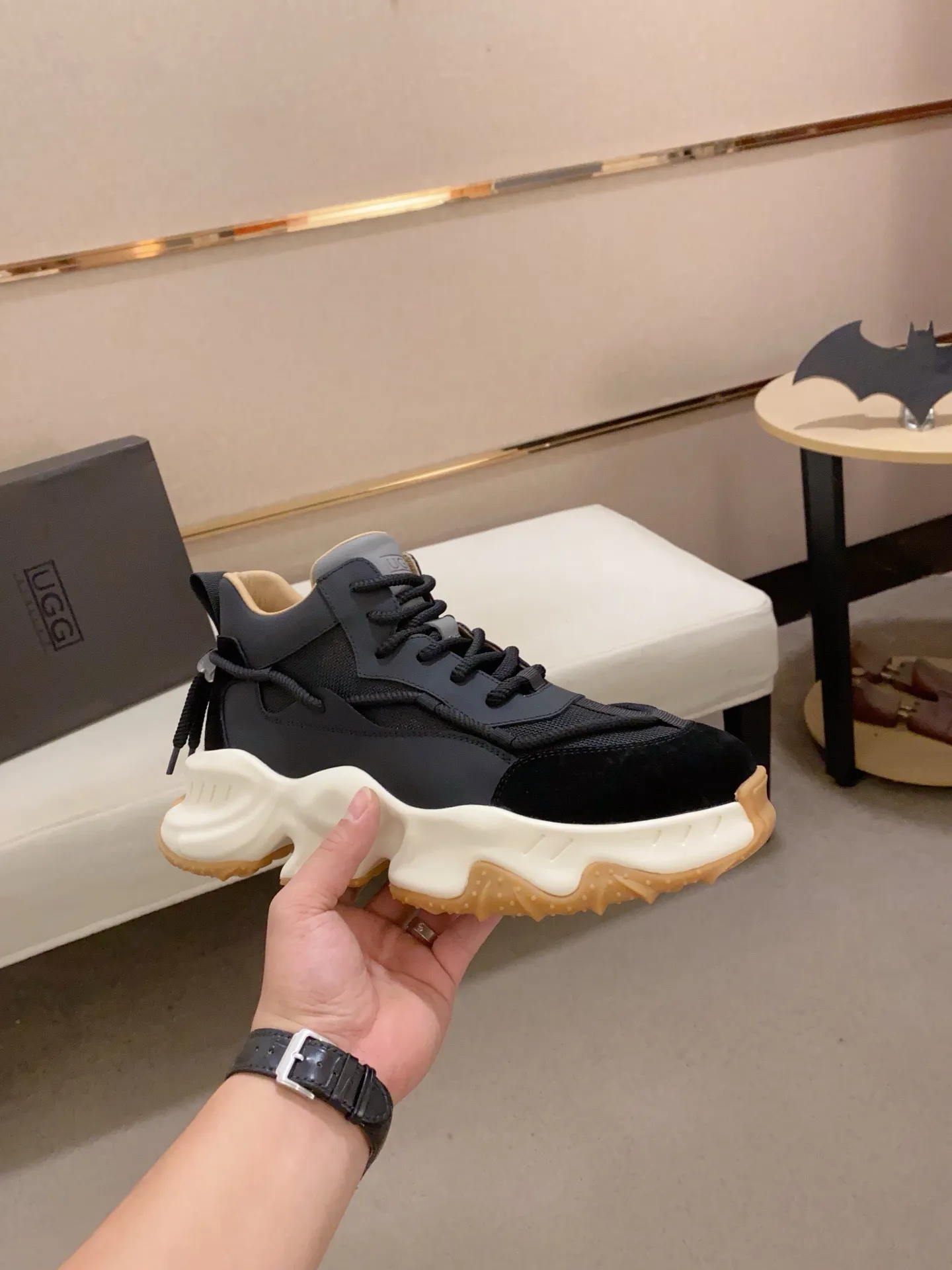 Factory price: 760💰(high-end goods) UGG❄️❄️The latest fashionable men's shoes👟 1:1⃣️Quality, fabric: high-end quality first-layer cowhide imported from Europe. Lining: wool lining, sole: pure imported foam outsole. ❤️High-end goods, fine workmanship, trendy and fashionable. The fit is very classy. If you know the goods, you will not be able to refuse😍😍Number of codes: 39-44